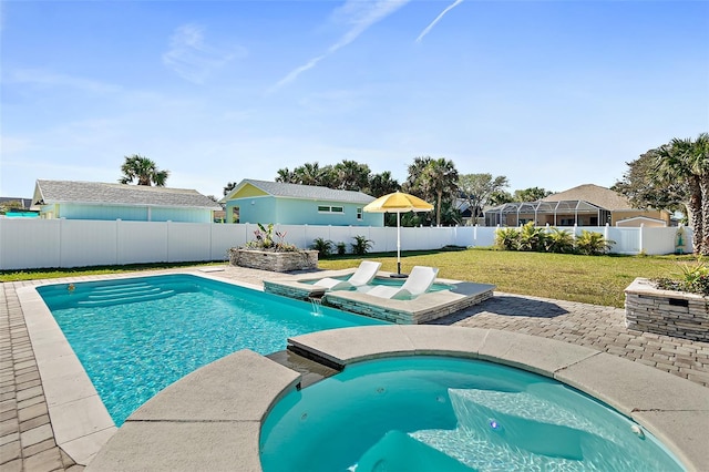 view of pool with a lawn, an in ground hot tub, and pool water feature