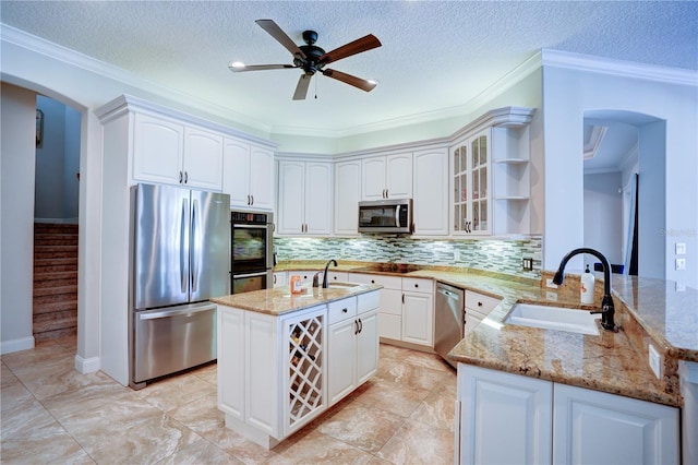 kitchen featuring sink, kitchen peninsula, a kitchen island with sink, and stainless steel appliances