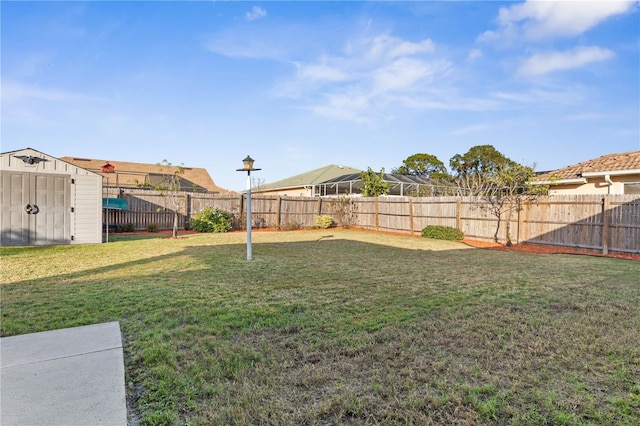 view of yard featuring a shed