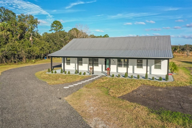 view of front of house featuring a porch and a front lawn