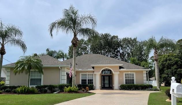 ranch-style house featuring a front yard