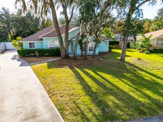 single story home featuring a front yard