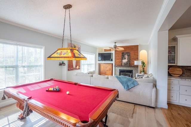 playroom with ceiling fan, ornamental molding, light hardwood / wood-style floors, a textured ceiling, and pool table