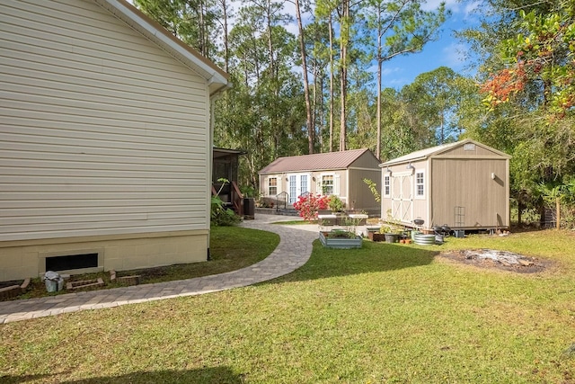 view of yard featuring a storage unit