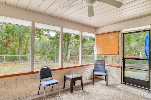 sunroom with ceiling fan