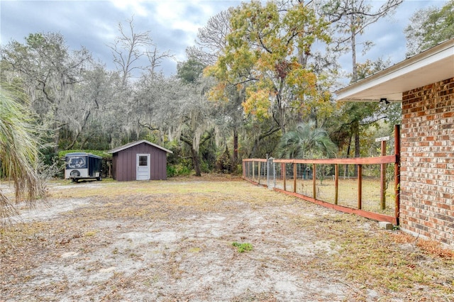 view of yard featuring a shed