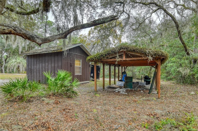 view of yard featuring an outdoor structure