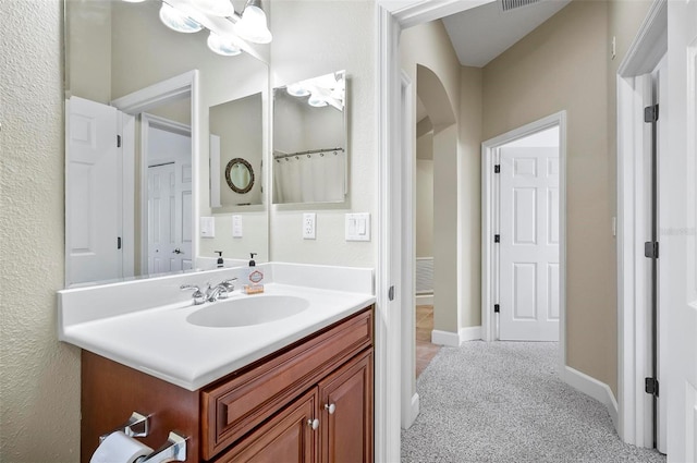 full bathroom featuring visible vents, vanity, and baseboards