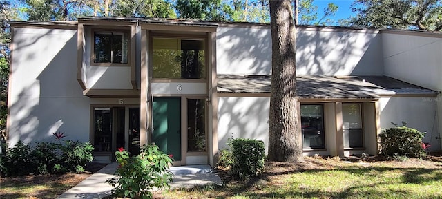 view of front of home featuring a front yard