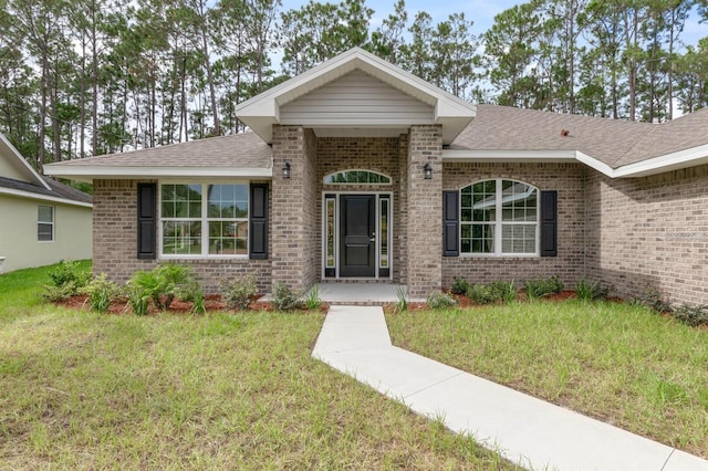 ranch-style house featuring a front yard