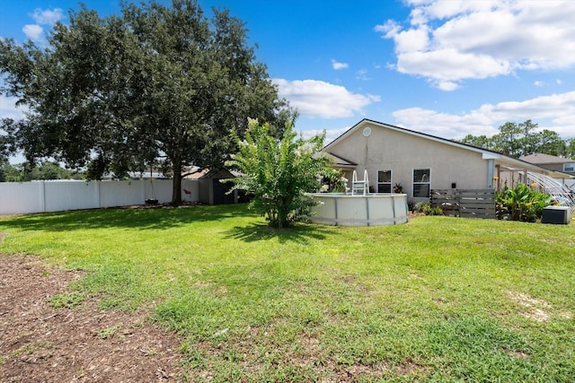 view of yard featuring a fenced in pool