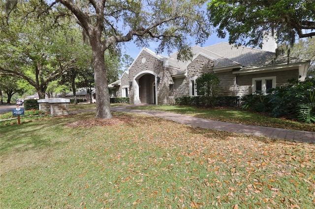 view of front of property featuring a front yard