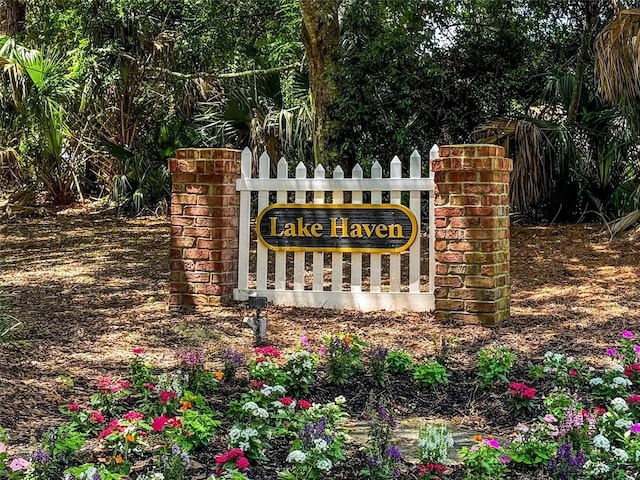 view of community / neighborhood sign