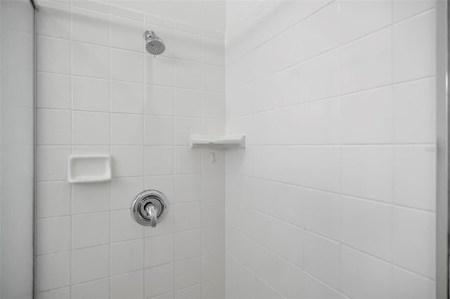 bathroom featuring a tile shower