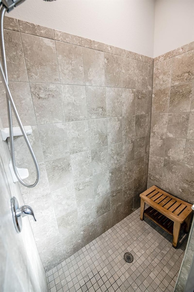 bathroom featuring tiled shower