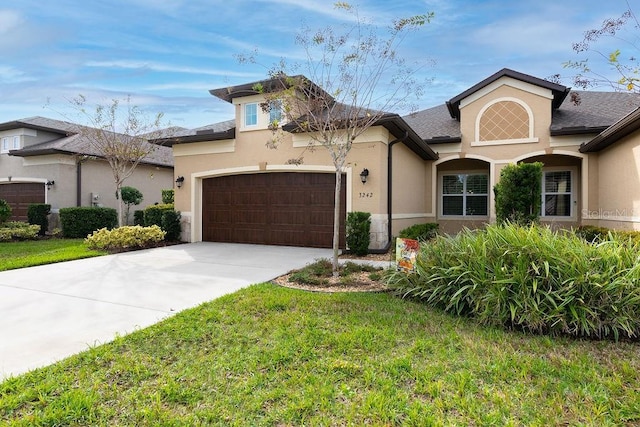 view of front of property featuring a front yard