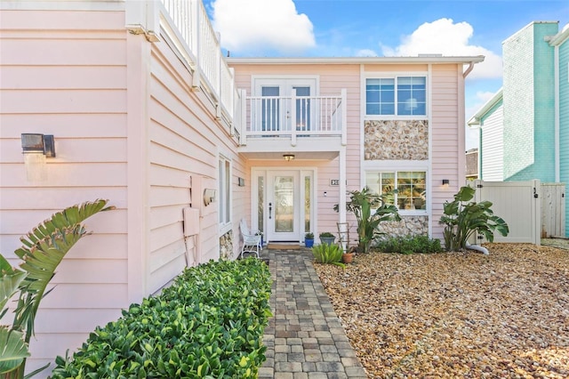 property entrance featuring a balcony