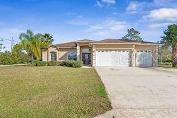 view of front of home featuring a front lawn