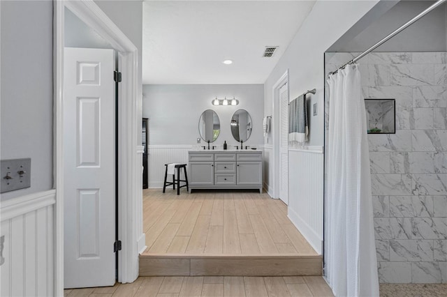 bathroom with a shower with shower curtain and vanity