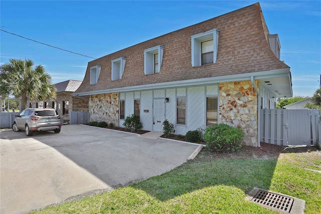 view of front of property featuring a front lawn