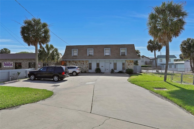 view of front facade featuring a front yard