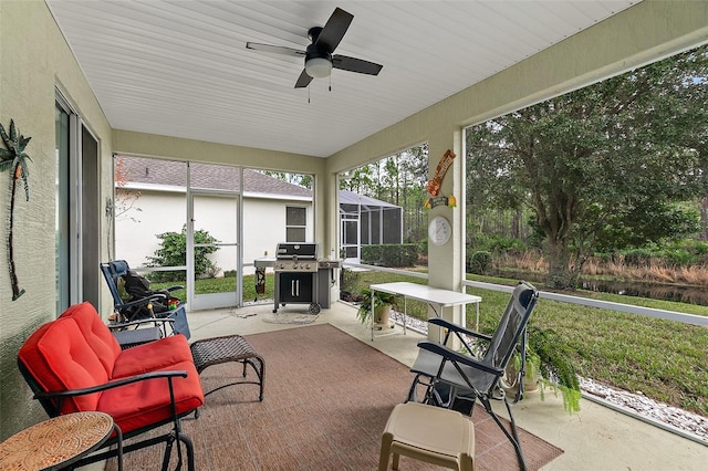 sunroom with ceiling fan