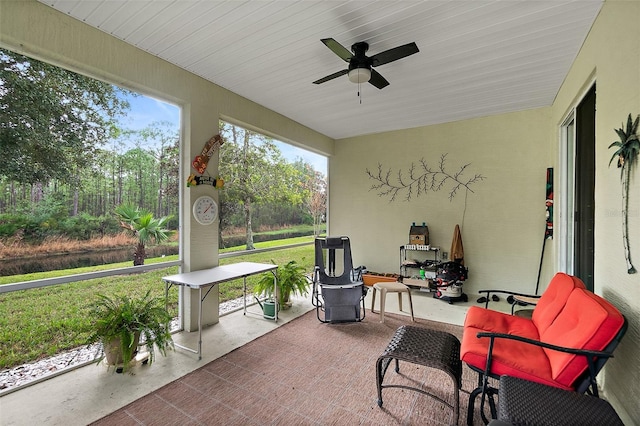 sunroom with ceiling fan