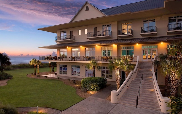 view of front of house featuring a yard
