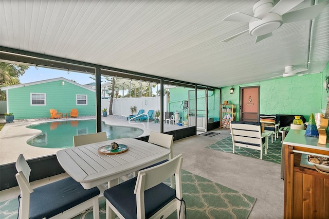 sunroom / solarium featuring ceiling fan