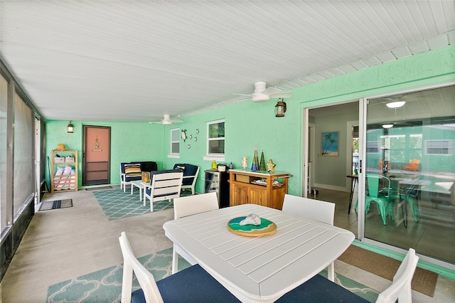 sunroom with ceiling fan