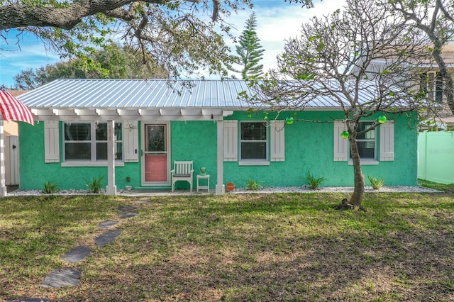 view of front of property featuring a front lawn