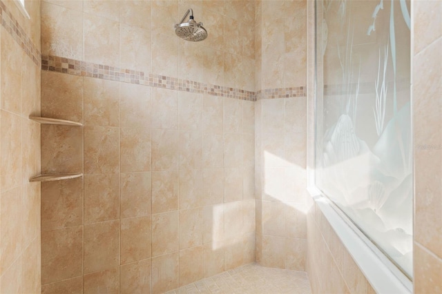 room details featuring a tile shower