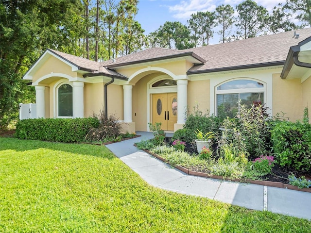 view of front facade featuring a front yard