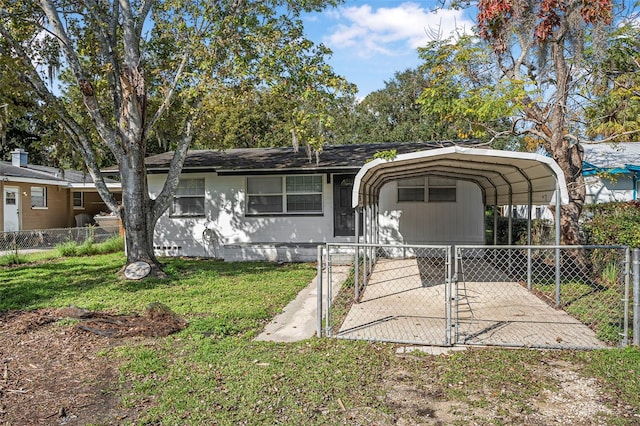 view of front of home featuring a front lawn and a carport