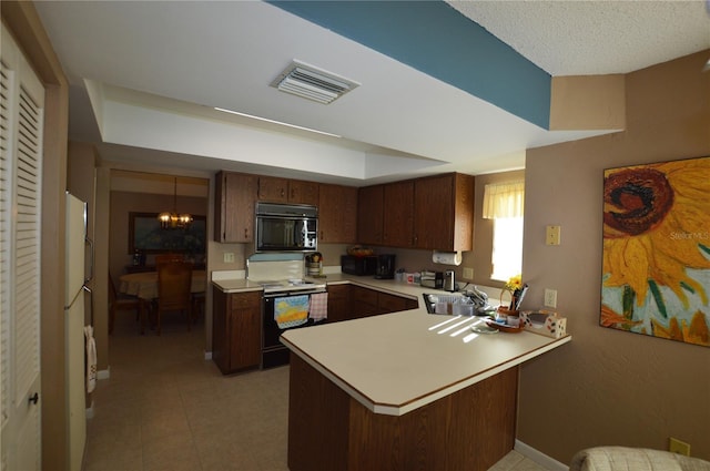 kitchen featuring sink, an inviting chandelier, kitchen peninsula, decorative light fixtures, and white appliances