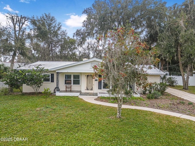 view of front of property with a front lawn and covered porch