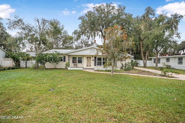 view of front of property featuring a porch and a front lawn