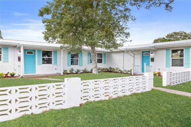 single story home featuring a front yard