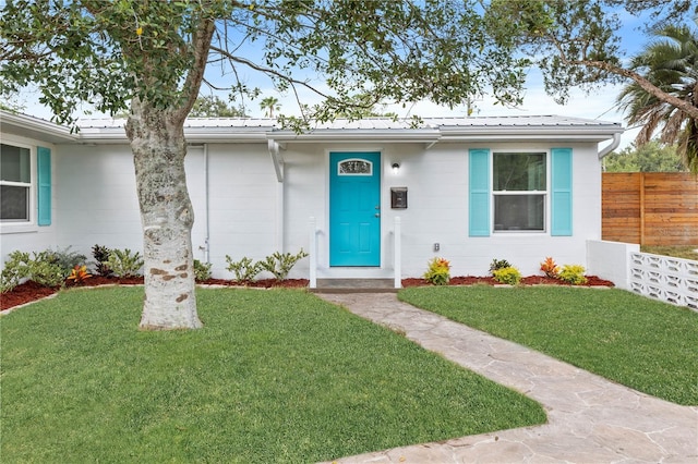 ranch-style house featuring a front lawn