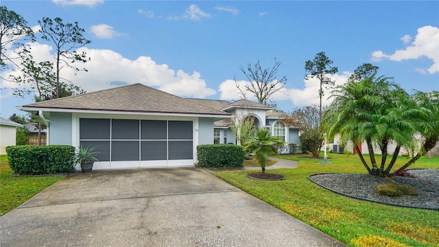 view of front of property featuring a front lawn