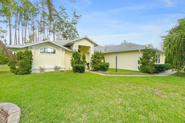 ranch-style home featuring a front lawn