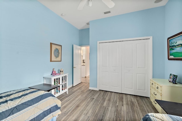 bedroom featuring ceiling fan, light hardwood / wood-style floors, and a closet