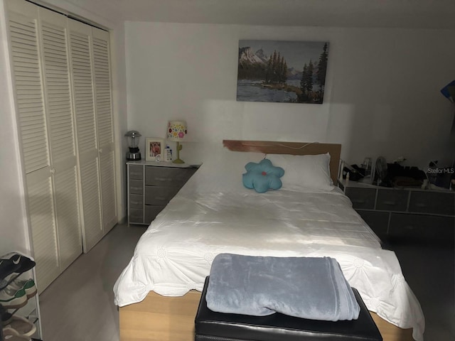 bedroom featuring a closet