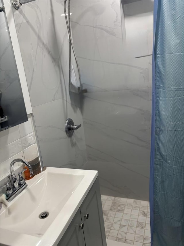 bathroom with a shower with curtain and vanity