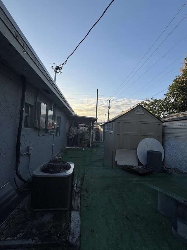 view of yard with a shed and central AC unit