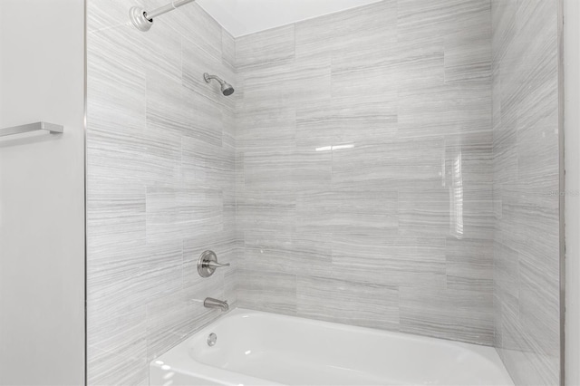 bathroom featuring tiled shower / bath