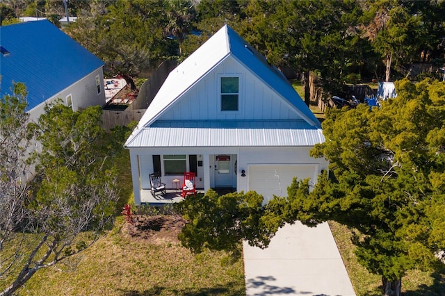 view of front of property featuring covered porch