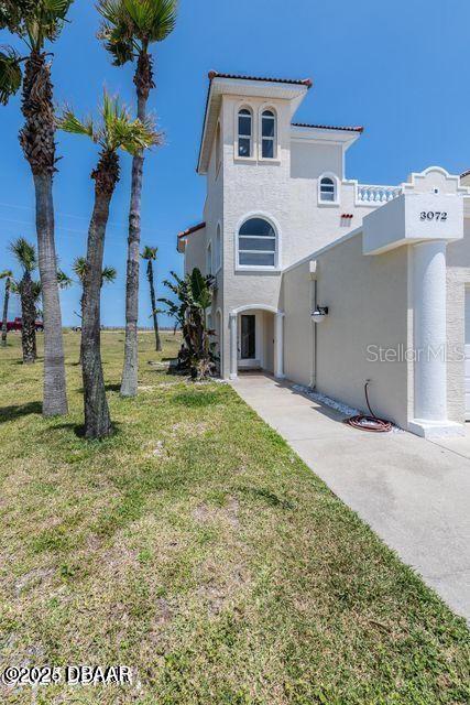 view of front facade featuring a garage and a front yard