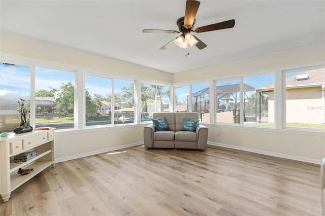 sunroom with ceiling fan