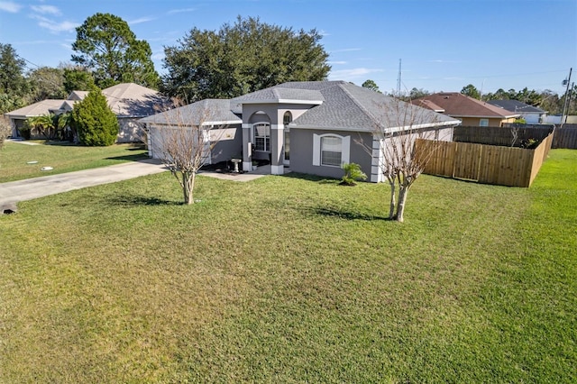 view of front of home featuring a front yard